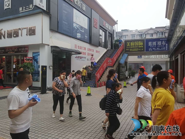 龙马潭区红星街道：天立社区联合科维商城开展消防应急演练