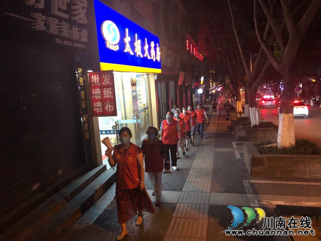 龙马潭区红星街道党员常态化夜间巡逻提升居民安全感