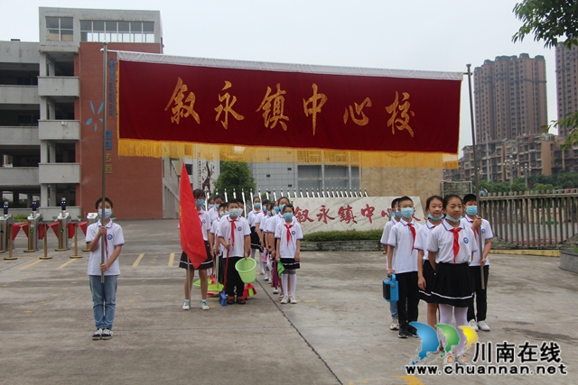 叙永县叙永镇中心校开展“小手拉大手 巩固卫生城”主题宣传活动