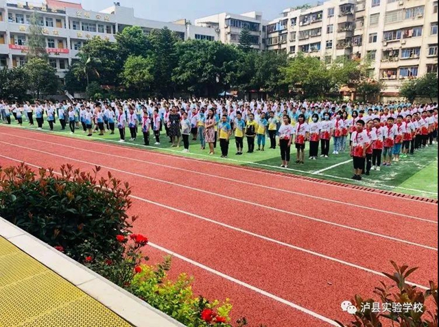 泸县实验学校:国旗之下毕业献礼,祝福声中茁壮成长(图1) 泸县实验学校:国旗之下毕业献礼,祝福声中茁壮成长(图1)