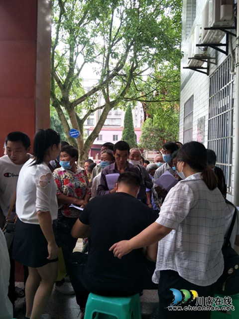 泸县残联到太伏镇开展残疾人集中下沉办证工作(图2) 泸县残联到太伏镇开展残疾人集中下沉办证工作(图2)