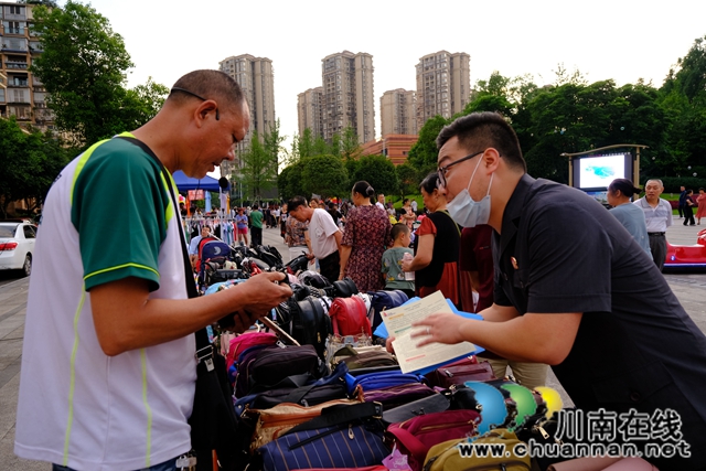 泸州：最是人间烟火气 法治“地摊”暖人心