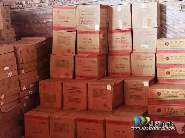 龙马潭区查处一非法储存烟花爆竹仓库