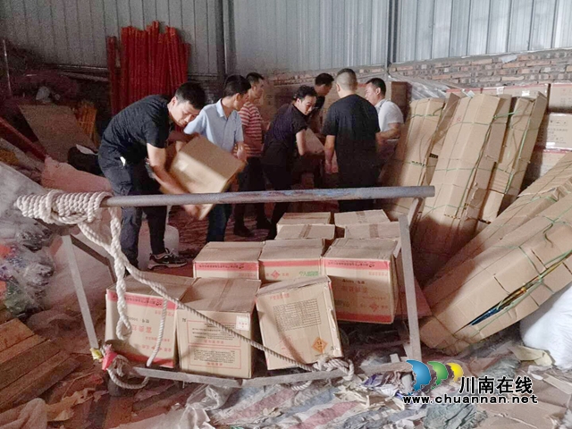 龙马潭区查处一非法储存烟花爆竹仓库(图2)