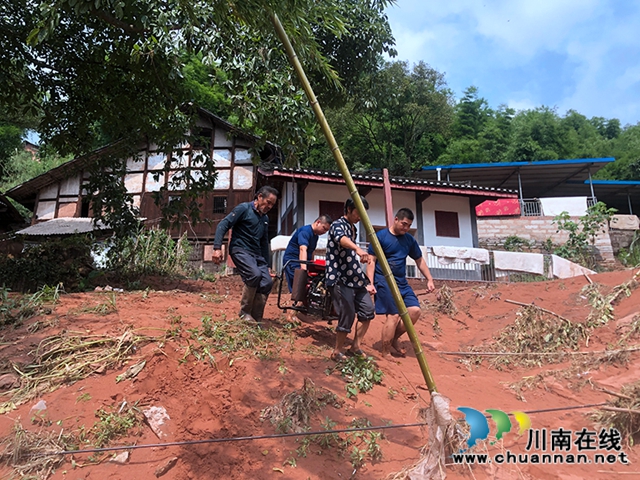 合江消防赴福宝救灾清淤：泥巴裹满双腿，汗水湿透衣背！(图4)