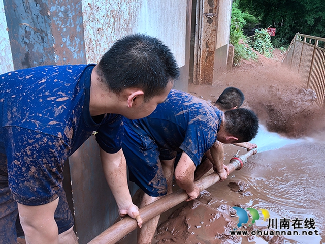 合江消防赴福宝救灾清淤：泥巴裹满双腿，汗水湿透衣背！(图5)