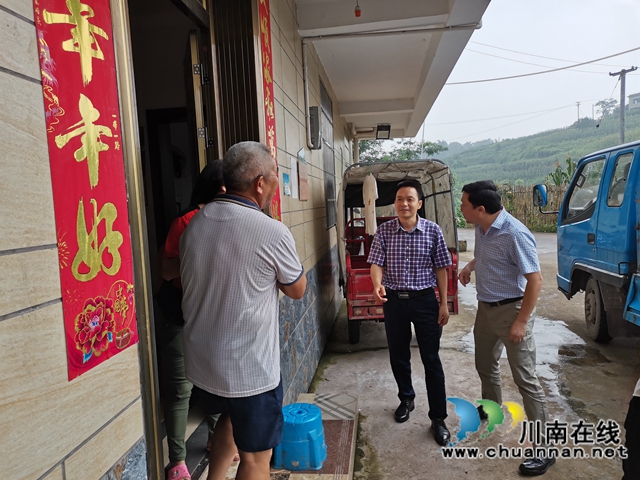 张福荣到泸县百和镇挂牌督战重点村脱贫攻坚工作