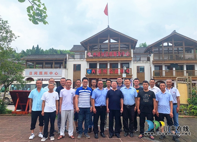 四川警察学院:扶贫路上,我们携手共进!(图1) 四川警察学院:扶贫路上,我们携手共进!(图1)