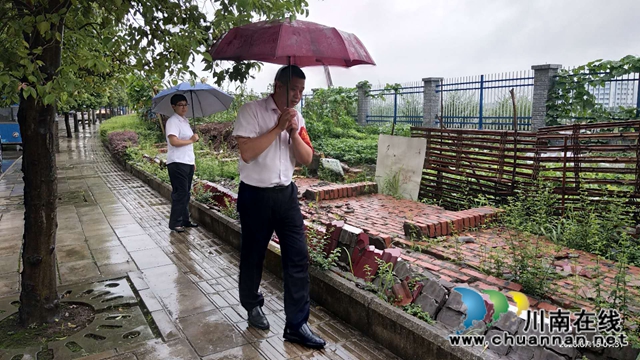 内江经开区靖民镇双雁社区开展雨天安全排查(图2) 内江经开区靖民镇双雁社区开展雨天安全排查(图2)