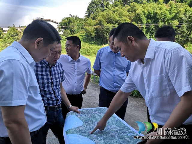 合江县委副书记邓洪波率队调研榕山镇新场镇规划建设工作
