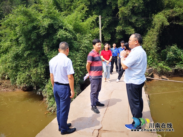 纳溪区级河长李庆开展倒流河巡河工作