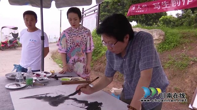 当代画家陈文士来合江采风 用纸笔绘出丹荔果飘香(图4)