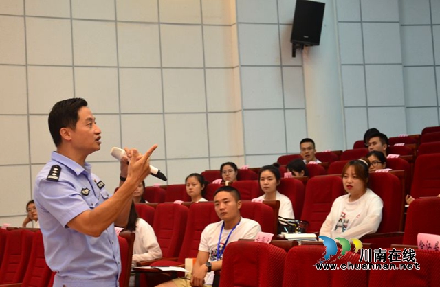 共青团泸州市委邀专家授课 西部志愿者集体学防身术(图2)