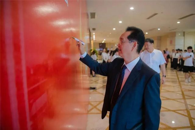 600余人现场道贺、70余万人在线观看，共庆西南医大附院70周年！