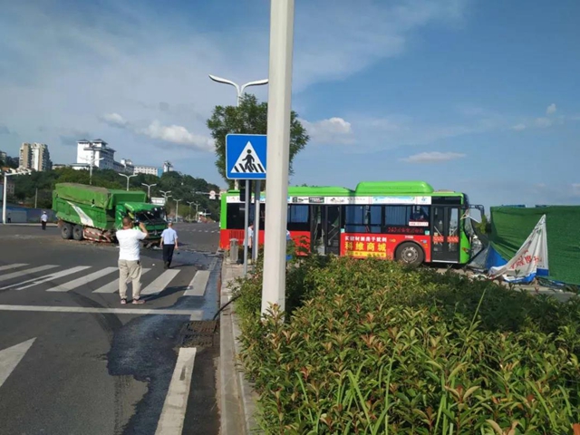 泸州一超载货车闯红灯撞上公交车！记12分、降级、深度调查(图1)