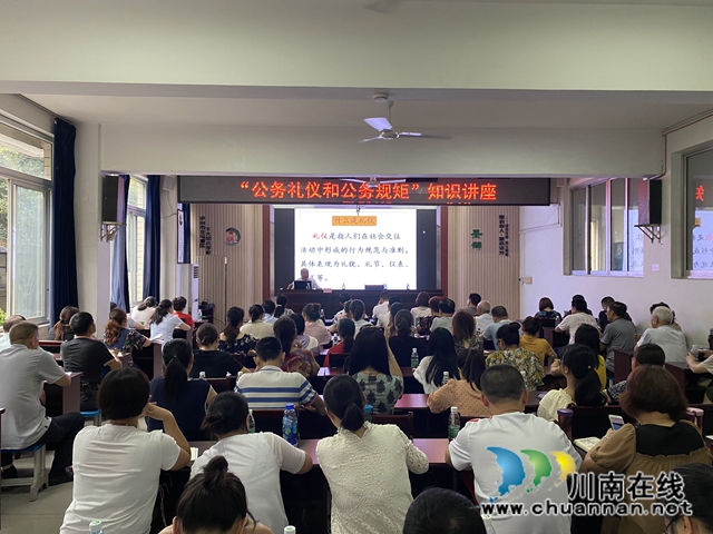 龙马潭区小市街道：文明礼仪先行，提升服务质量 (图2)
