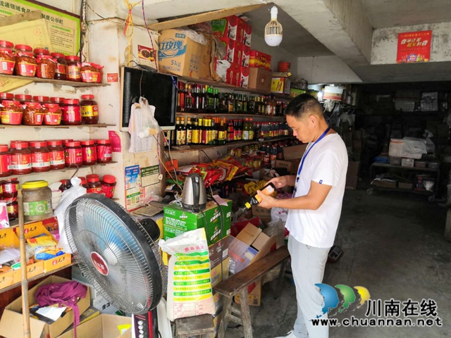 泸县立石镇人大主席率队开展食品安全检查​(图2)