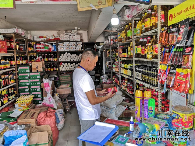 泸县立石镇人大主席率队开展食品安全检查​(图3)