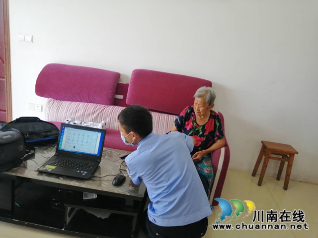 内江经开区靖民镇石马村：上门为老人送暖心服务(图2)