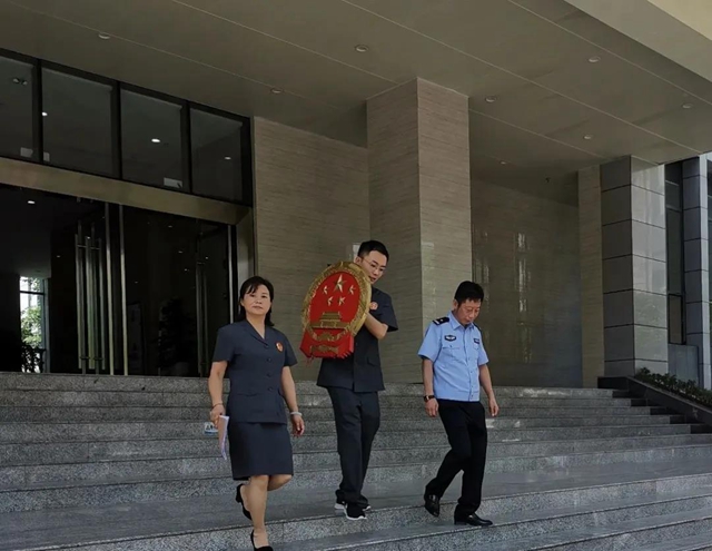咋回事？江阳法院竟把“法庭”搬进了交警队！