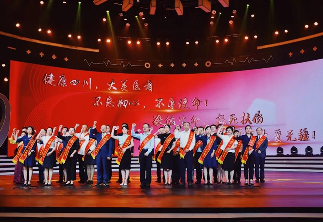 【大美医者】她用娇小的身躯点亮希望之光！(图6)