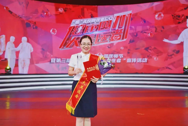 【大美医者】她用娇小的身躯点亮希望之光！(图1)