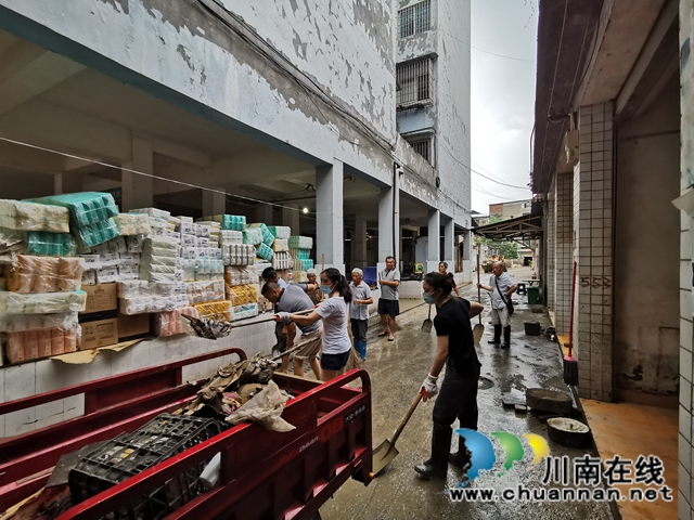 洪峰过后，泸县海潮镇打响“水退人进”的清淤大战(图7)