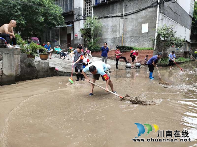 龙马潭区小市街道：洪峰刚过，火速开展灾后恢复工作(图2)