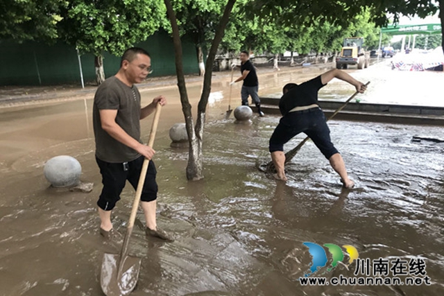 合江县司法局：党员干部众志成城抗洪抢险(图2)