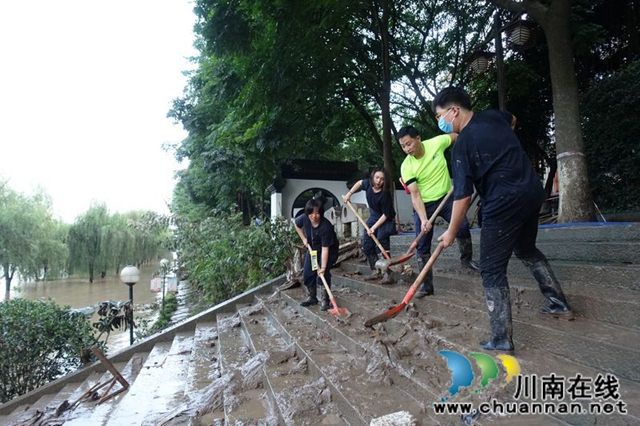 泸州：清淤守卡点  有我警盾抗洪抢险！(图6)