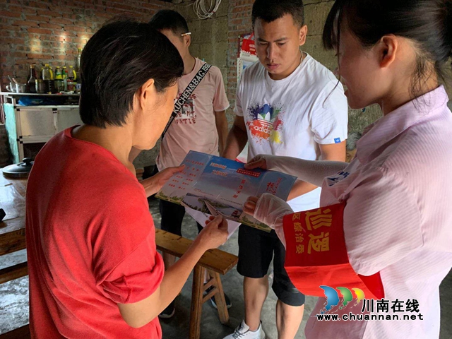 内江经开区靖民镇凉风社区积极开展创文创卫宣传(图1)