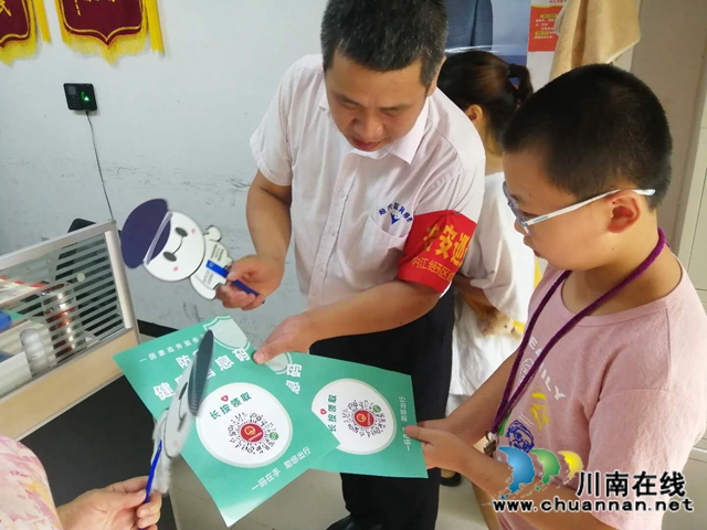 内江经开区靖民镇双雁社区:持续疫情防控宣传,助推健康码申领(图1) 内江经开区靖民镇双雁社区:持续疫情防控宣传,助推健康码申领(图1)