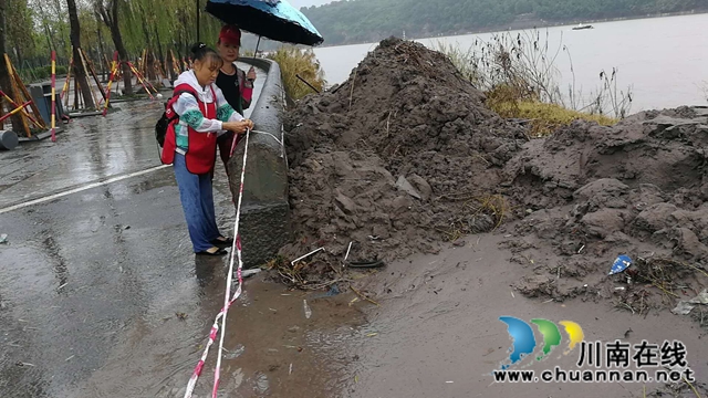 江阳区大山坪街道山岩脑社区：洪退人进，助力复工(图1)