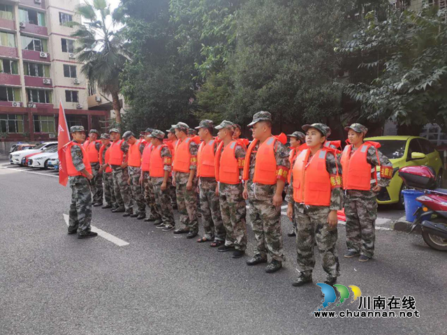 合江县白鹿镇民兵应急排参加抗洪清淤工作(图1)