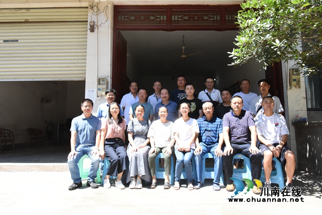 叙永一中看望慰问考取北大学子曾小凤(图2)