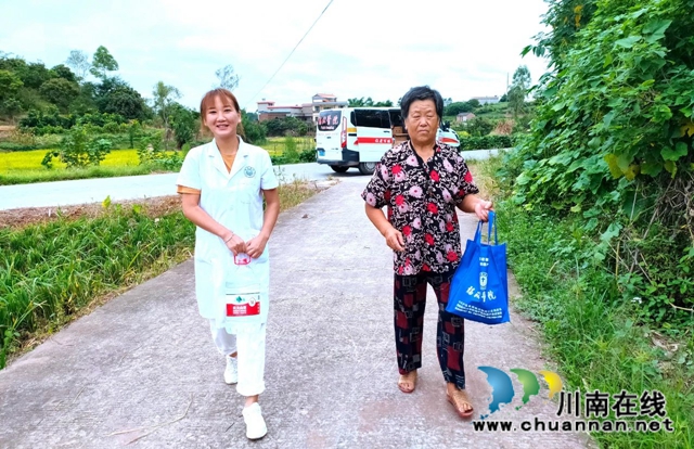 行走在田坎边的白衣天使！(图6)