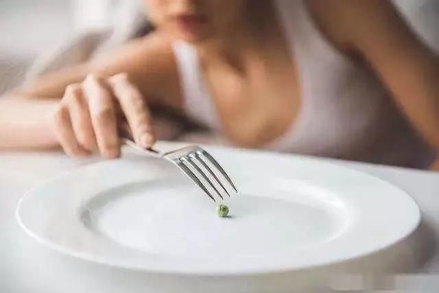 【关注】收到大学通知书后,泸州女孩在家节食减肥!出事儿了……(图2) 【关注】收到大学通知书后,泸州女孩在家节食减肥!出事儿了……(图2)