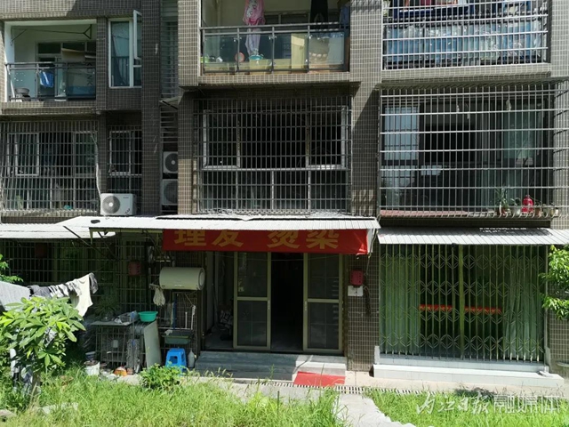 内江：家中失火困住母亲与婴儿，几位青年爬楼撬栏救人(图4)