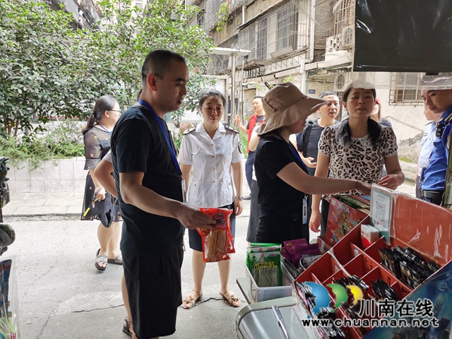 龙马潭区小市街道开展校园周边安全检查(图1)