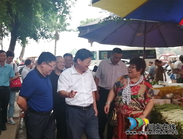 田亚东到龙马潭区小市街道督查指导全国文明城市建设迎检复评工作(图1)