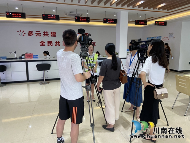 泸州电视台到泸县玉蟾街道进行专题采访(图1)