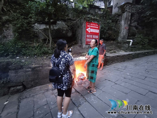龙马潭区小市街道多措并举做实禁烧活动(图1)