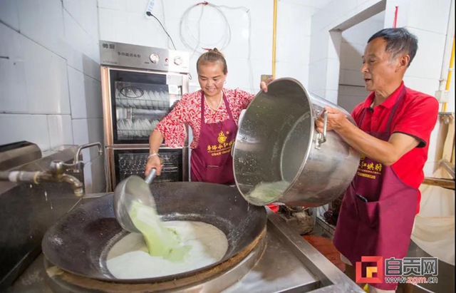 钟三孃家来客人了!洪水退去,市委书记兑现承诺上门“吃豆花饭”(图2) 钟三孃家来客人了!洪水退去,市委书记兑现承诺上门“吃豆花饭”(图2)