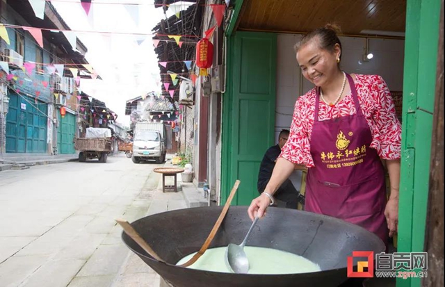 钟三孃家来客人了!洪水退去,市委书记兑现承诺上门“吃豆花饭”(图3) 钟三孃家来客人了!洪水退去,市委书记兑现承诺上门“吃豆花饭”(图3)