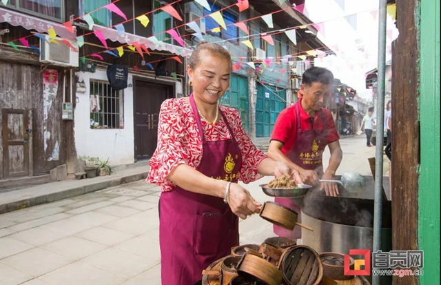 钟三孃家来客人了!洪水退去,市委书记兑现承诺上门“吃豆花饭”(图4) 钟三孃家来客人了!洪水退去,市委书记兑现承诺上门“吃豆花饭”(图4)