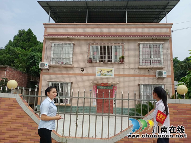 内江经开区靖民镇石坝村开展“识假币、防假币、反假币”宣传活动(图1) 内江经开区靖民镇石坝村开展“识假币、防假币、反假币”宣传活动(图1)