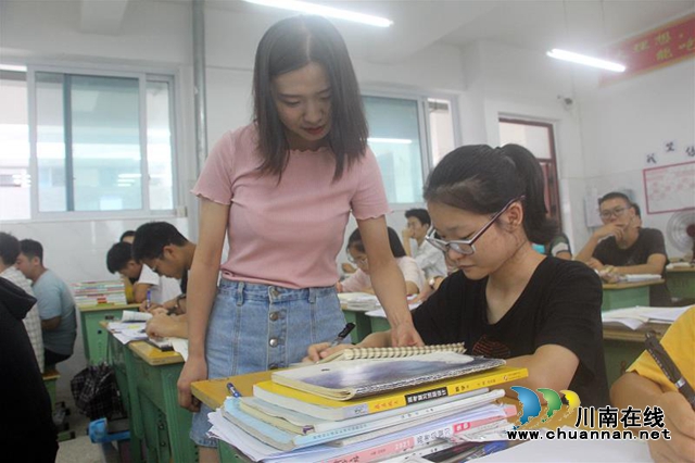 纳溪区护国中学教师胡世倩：与学生一起在知识的天空遨翔