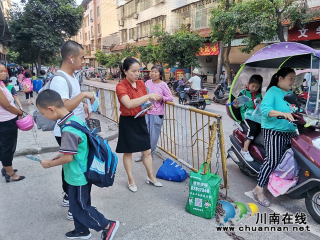 泸县立石镇到校园周边开展普法宣传活动(图1)