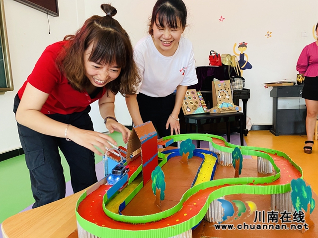 泸县立石镇中心幼儿园开展了“教师教玩具大比拼”活动(图1)