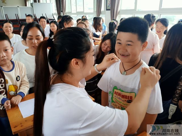 叙永县东大街小学举行“开笔启蒙 立德立人”新生开笔礼仪式(图1)
